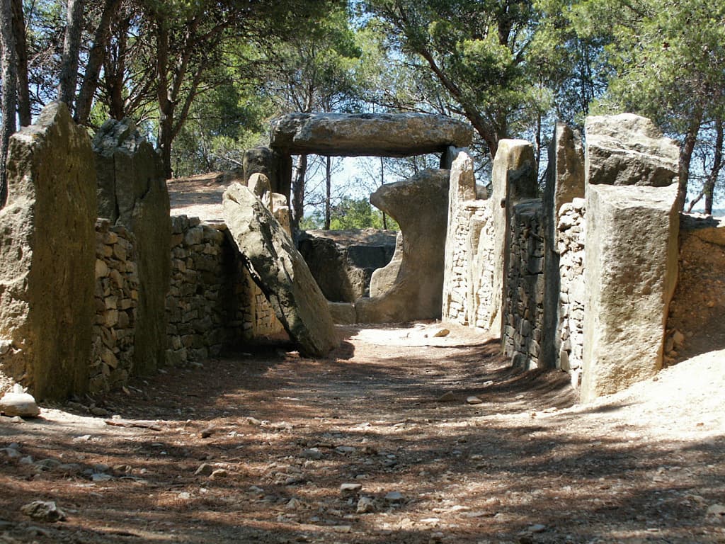 L'Allée couverte (Dolmen des Fées ou Fades) de Pépieux-Minervois (Aude, Pays cathare ; photographie : Philippe Contal, 2003)