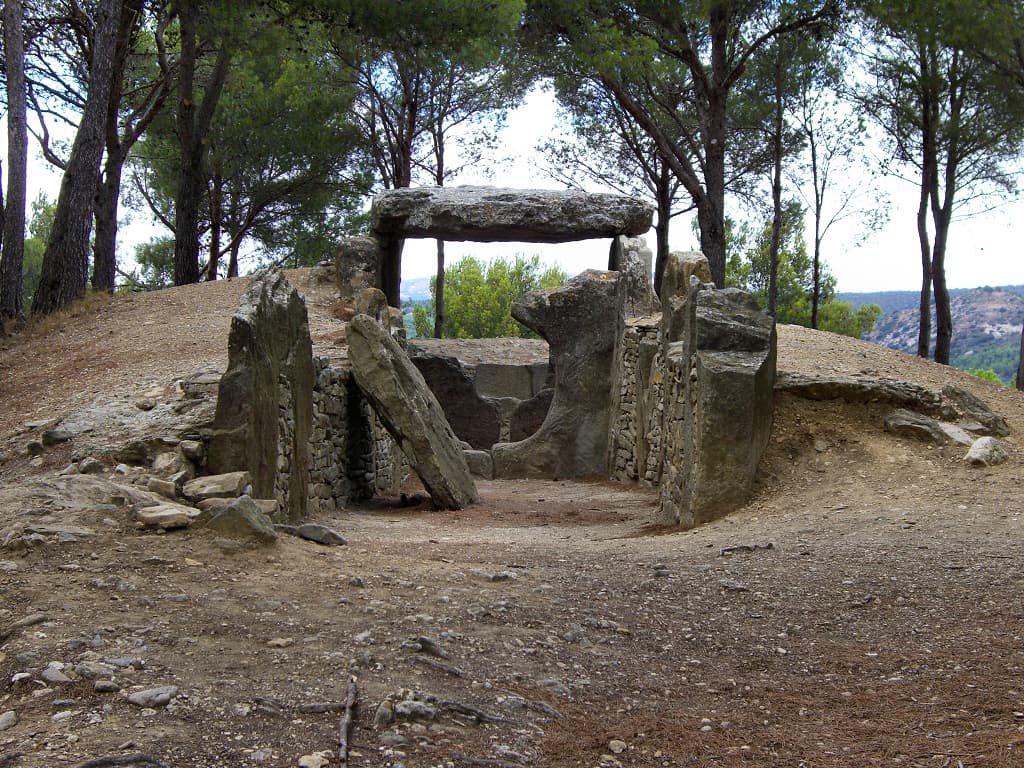 Le Dolmen des Fées (Fades) à Pépieux-Minervois (Aude ; photographie : Philippe Contal : 2007)