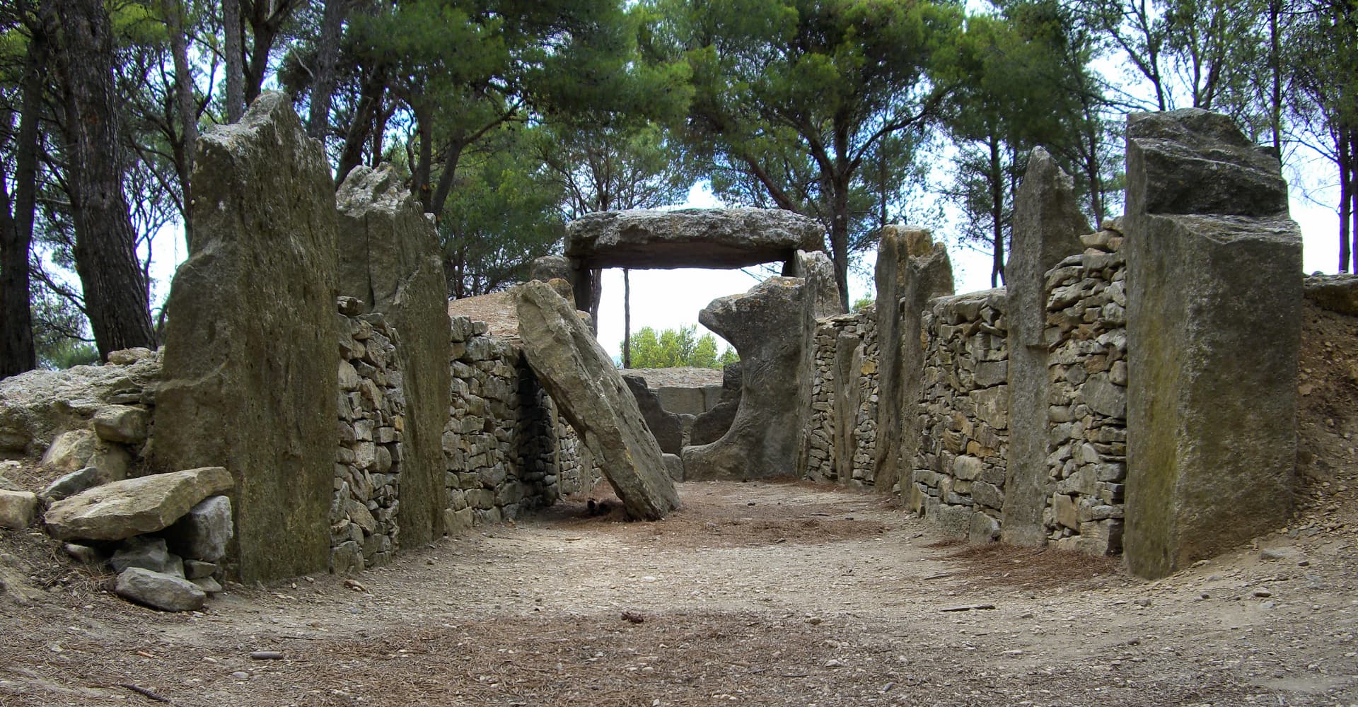 L'Allée couverte (Dolmen des Fées ou Fades) à Pépieux-Minervois (Aude, Pays cathare ; photographie : Philippe Contal, 2007)