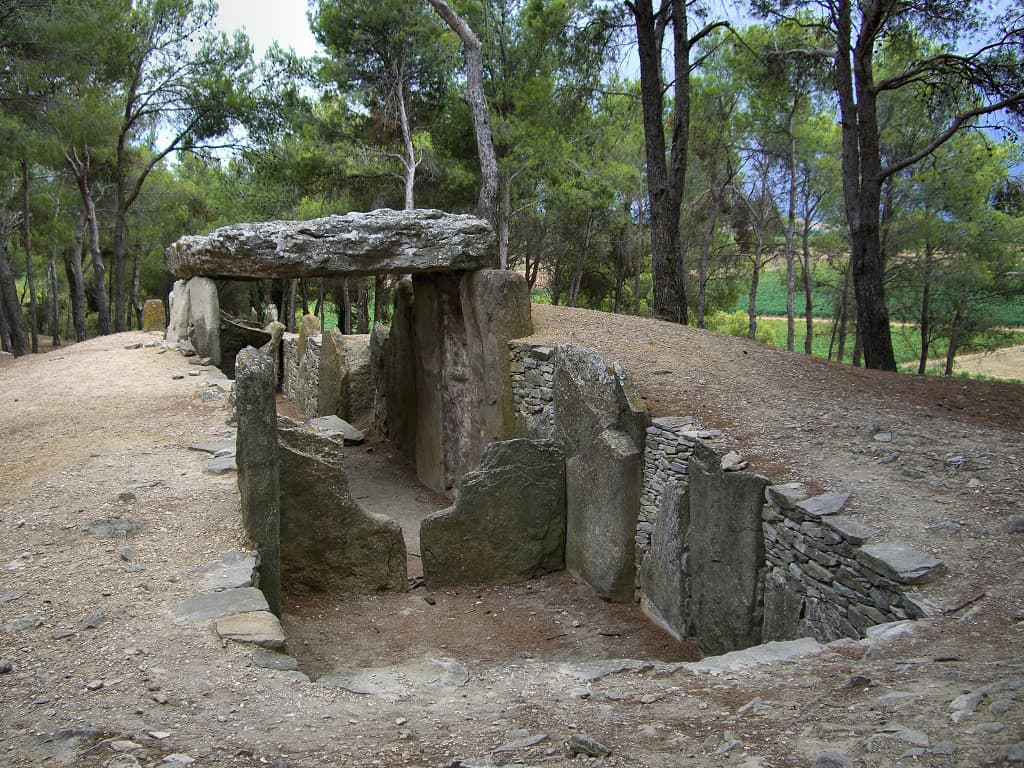 L'Allée couverte (Dolmen des Fées ou Fades) de Pépieux-Minervois (Aude, Pays cathare ; photographie : Philippe Contal, 2007)