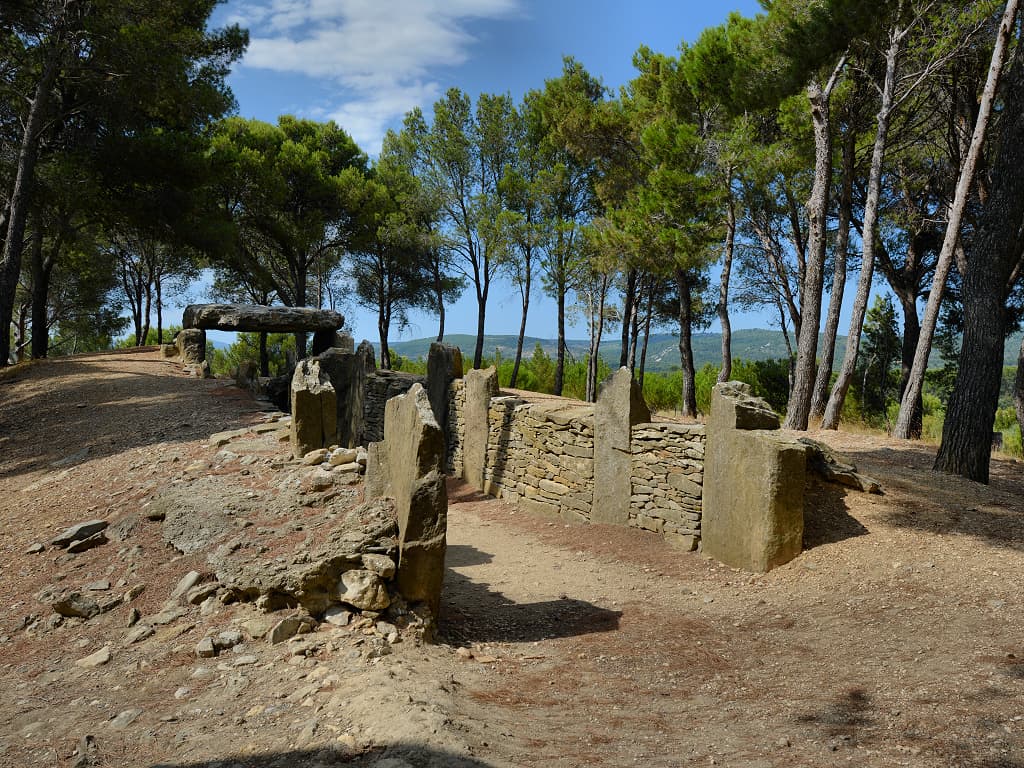 L'Allée couverte (Dolmen des Fées ou Fades) de Pépieux-Minervois (Aude, Pays cathare ; photographie : Philippe Contal, 2013)